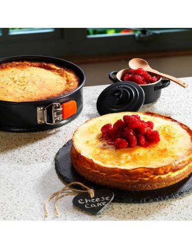 https://www.mimocook.com/21724-large_default/le-creuset-toughened-non-stick-bakeware-springform-round-cake-tin-20-cm.jpg