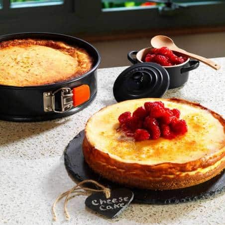 https://www.mimocook.com/21729-medium_default/le-creuset-toughened-non-stick-bakeware-springform-round-cake-tin-26-cm.jpg