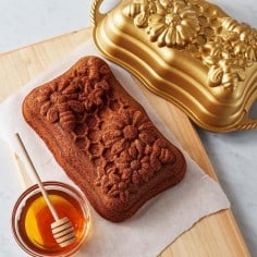 Moule à Gâteau à La Vapeur D'éponge Isolé Sur Fond Blanc Photo stock -  Image du pâtisserie, chauffer: 215888758